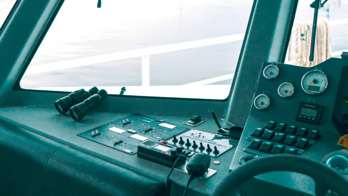 Photo tableau de bord bâteau avec jumelles et radio