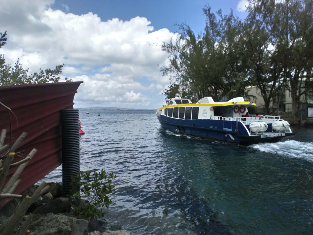 Bateau de plaisance en train de quitter le petit port