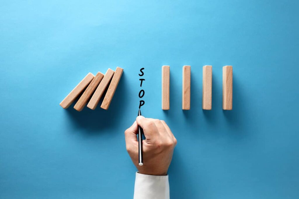 Mot "stop" arrête la dégringolade de pièces domino