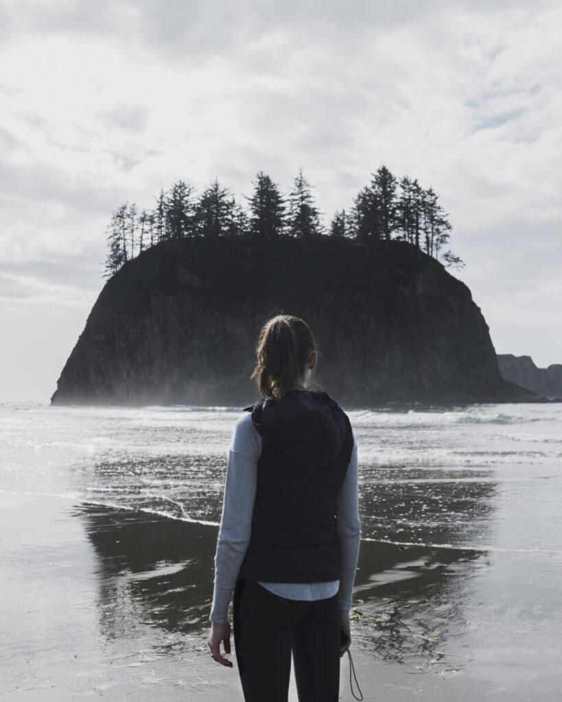Visuel article : femme devant montagne de rocher séparée de la mer