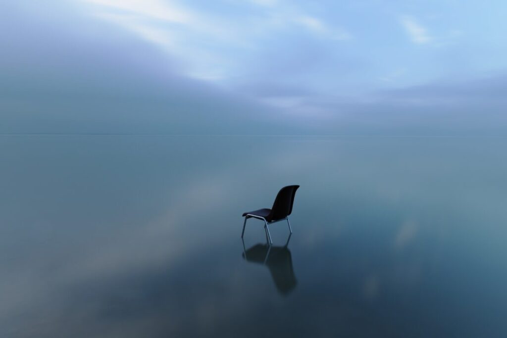 Visuel article : chaise seule sur l'eau calme et brumeuse